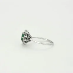 Bague marguerite en or gris, émeraude et diamants