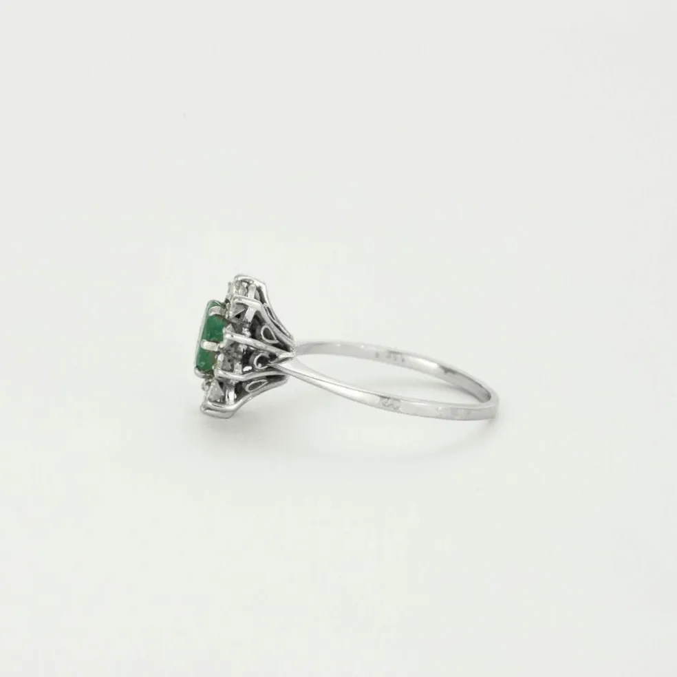 Bague marguerite en or gris, émeraude et diamants
