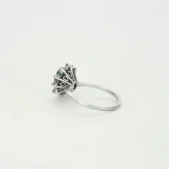 Bague marguerite en or gris, émeraude et diamants
