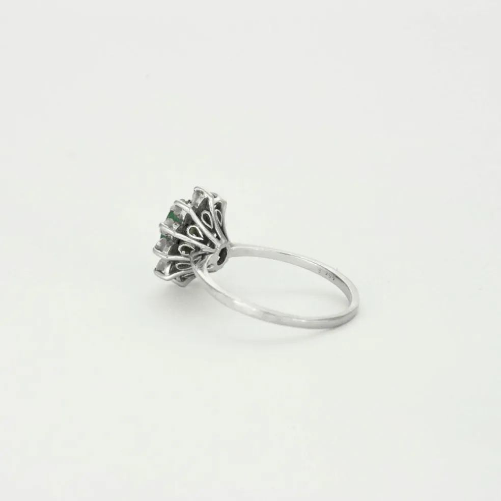 Bague marguerite en or gris, émeraude et diamants