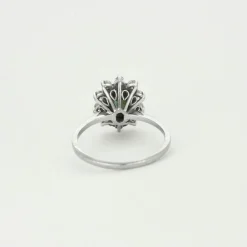 Bague marguerite en or gris, émeraude et diamants