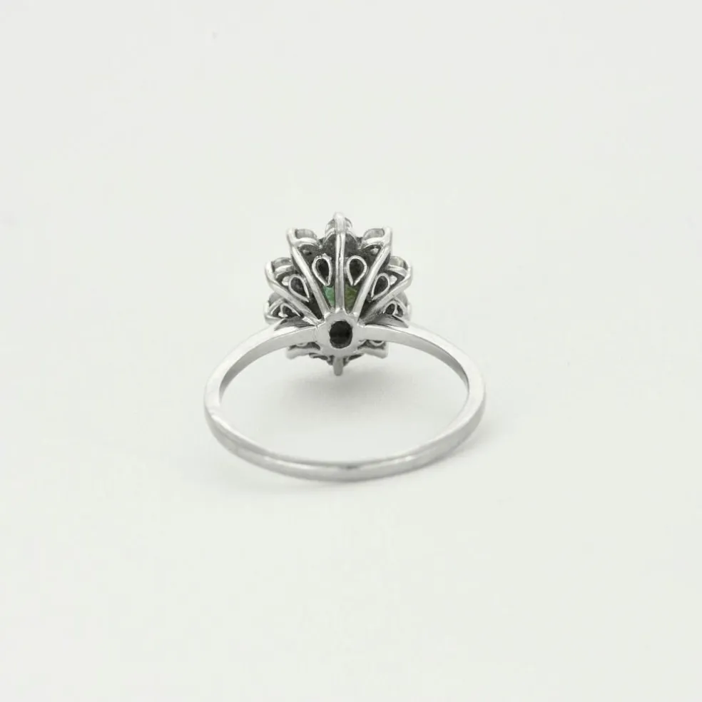 Bague marguerite en or gris, émeraude et diamants