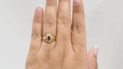Bague marguerite en or jaune, rubis et diamants
