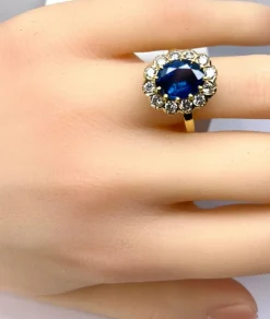 Bague marguerite en or jaune 18 carats, saphir 3,50 carats et diamants