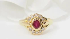 Bague marguerite en or jaune, rubis et diamants