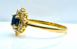 Bague marguerite en or jaune 18 carats, saphir et diamants