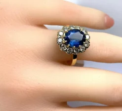 Bague marguerite en or jaune 18 carats, saphir 3,50 carats et diamants
