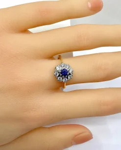 Bague marguerite en or, saphir et diamants