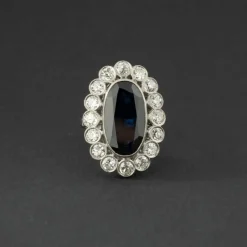 Bague marguerite en platine, saphir et diamants.