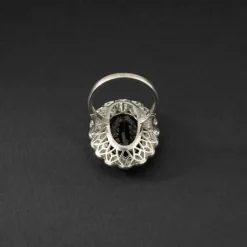 Bague marguerite en platine, saphir et diamants.