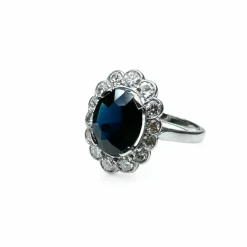 Bague marguerite en platine centrée d’un saphir entouré de diamants.