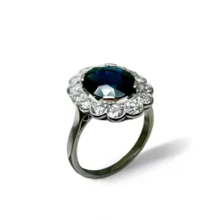 Bague marguerite en platine centrée d’un saphir entouré de diamants.