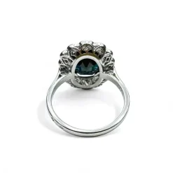 Bague marguerite en platine centrée d’un saphir entouré de diamants.