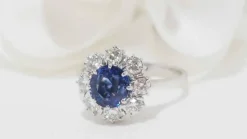 Bague marguerite en saphir de Ceylan et diamants