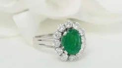 Bague Marguerite émeraude ovale et diamants