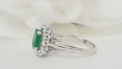Bague Marguerite émeraude ovale et diamants