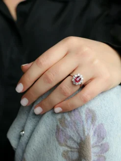 Bague marguerite or blanc rubis ovale diamants