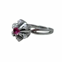 Bague marguerite or blanc, rubis, diamants