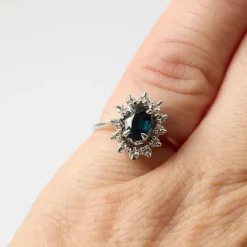 Bague marguerite or blanc saphir oval entourage diamants