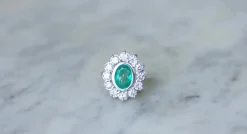 Bague marguerite Or blanc Emeraude Diamants