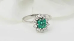 Bague marguerite or blanc, émeraude et diamants