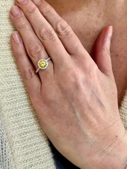 Bague marguerite or blanc saphir jaune diamants