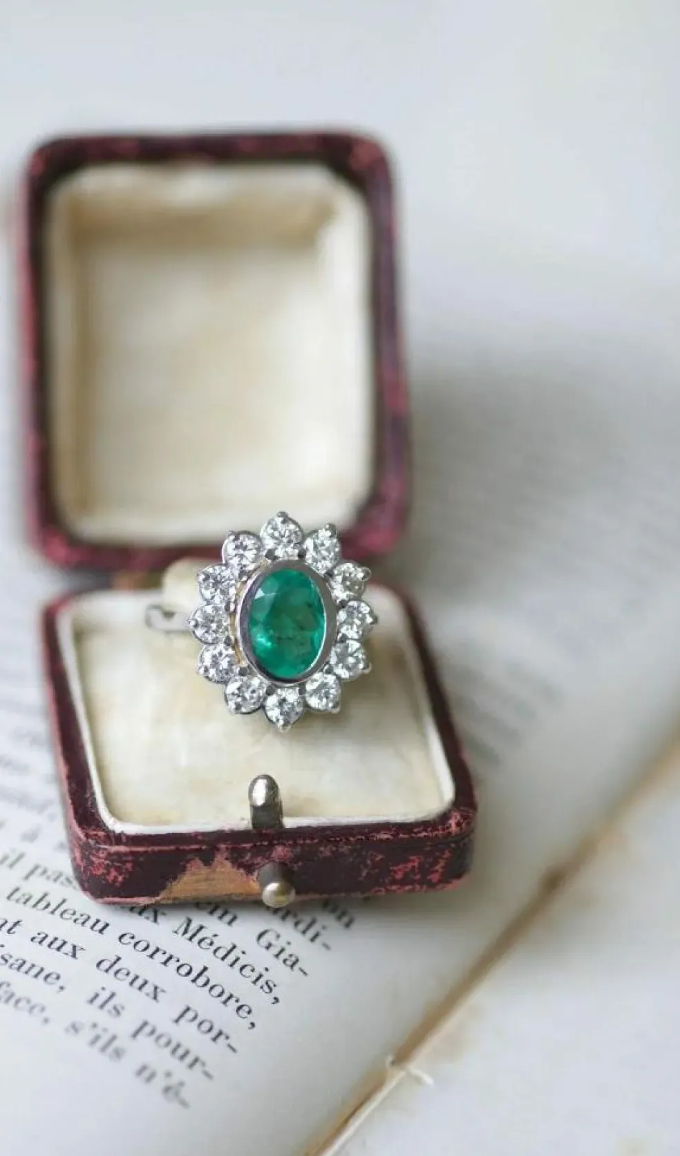 Bague marguerite Or blanc Emeraude Diamants