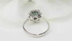 Bague marguerite or blanc, émeraude et diamants