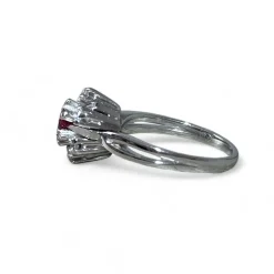 Bague marguerite or blanc, rubis, diamants