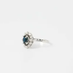 Bague marguerite or blanc saphir oval entourage diamants