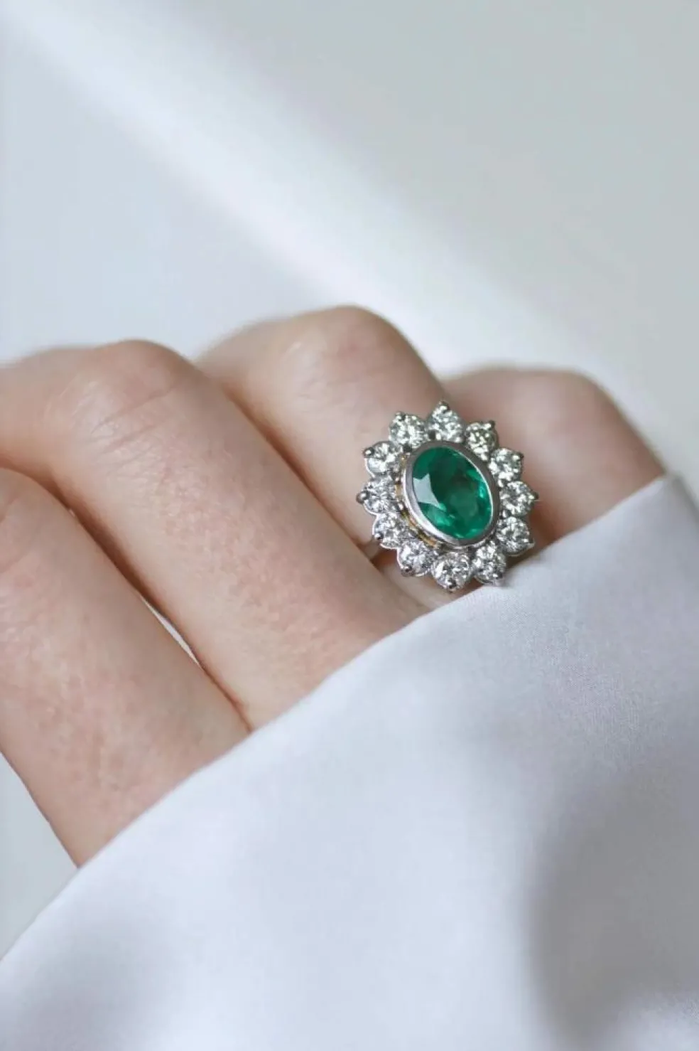 Bague marguerite Or blanc Emeraude Diamants
