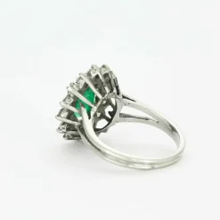 Bague marguerite or blanc, émeraude et diamants