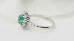 Bague marguerite or blanc, émeraude et diamants