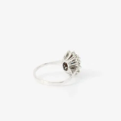Bague marguerite or blanc saphir oval entourage diamants
