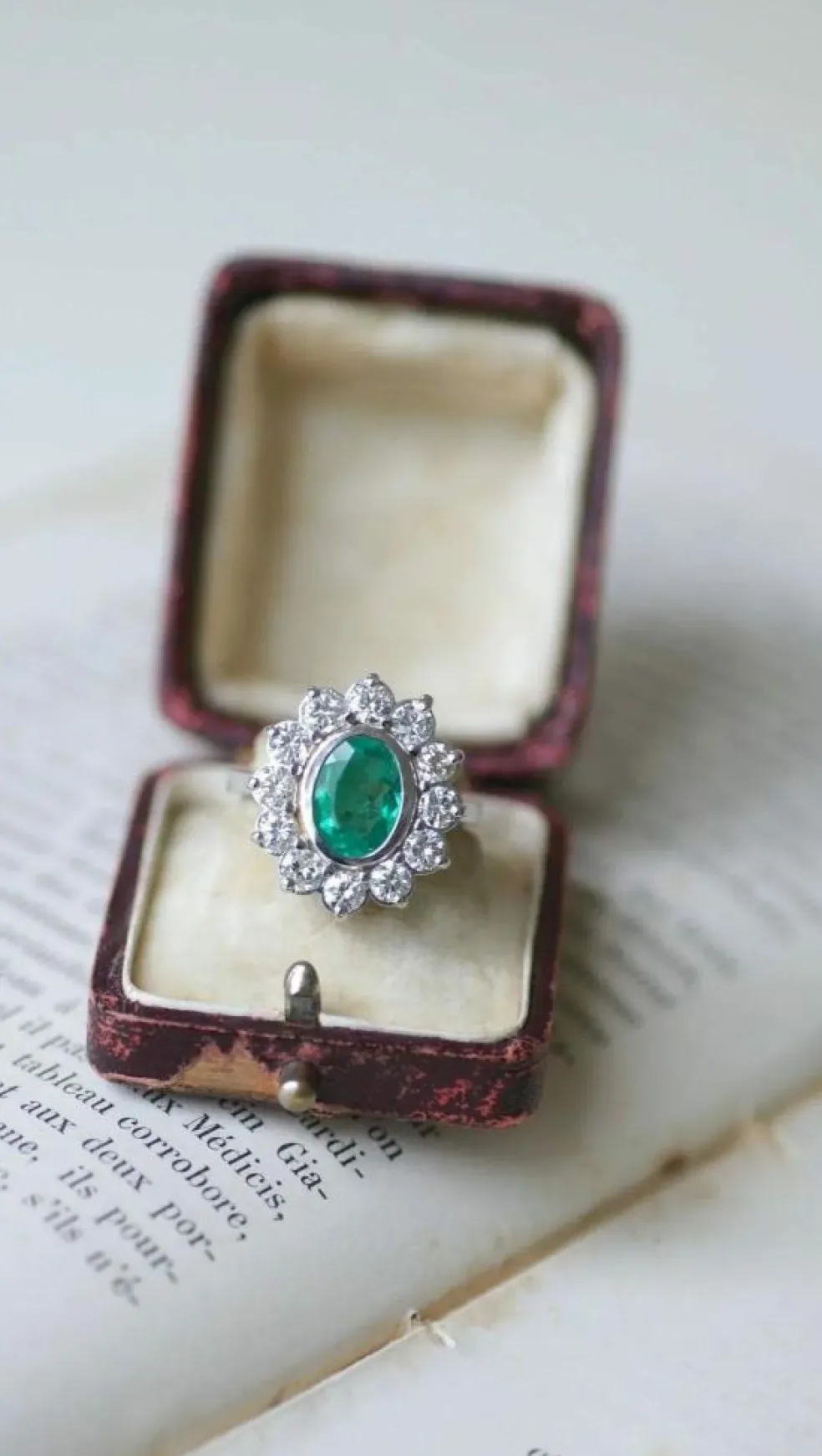 Bague marguerite Or blanc Emeraude Diamants