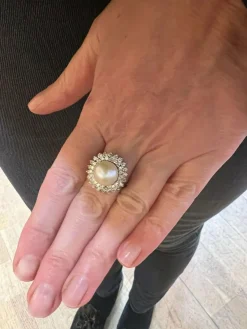 Bague Marguerite or gris, perle 10mm, diamants