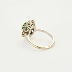 Bague Marguerite or gris et jaune, diamants et émeraude