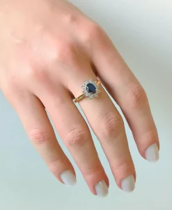 Bague marguerite or jaune, saphir, diamants