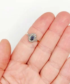 Bague marguerite or jaune, saphir synthétique et diamants (circa 1900)