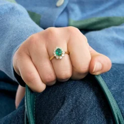 Bague Marguerite or jaune, diamants et émeraudes
