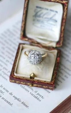 Bague Marguerite or jaune diamants coussin 1.68 Cts