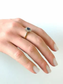 Bague marguerite or jaune, saphir, diamants