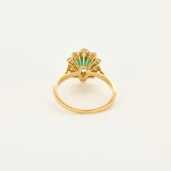 Bague Marguerite or jaune, diamants et émeraudes
