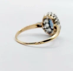 Bague marguerite or jaune, saphir synthétique et diamants (circa 1900)