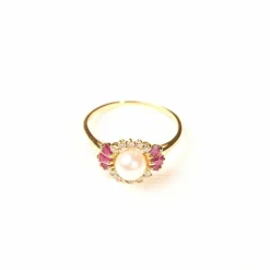 Bague marguerite perle diamants et rubis en or jaune