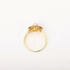 Bague marguerite perle diamants et rubis en or jaune