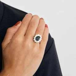 Bague marguerite saphir entourage diamants en or blanc