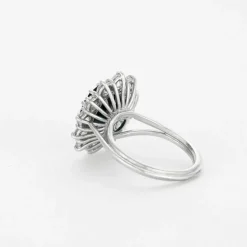 Bague marguerite saphir entourage diamants en or blanc