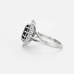Bague marguerite saphir entourage diamants en or blanc