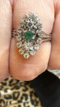 Bague marquise ancienne or blanc diamants, émeraude